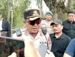 Kapolres Kendari Saat Memberikan Keterangan Kepada Awak Media,  Imbau Warga Tetap Tenang dan Patuhi Proses Hukum