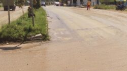Mobil Truk Baku Kejar Angkut Timbunan di Jalan Raya RS Konut, Jalan Berdebu Masyarakat Mengeluh Kontraktor Cuek Meski Sudah Ditegur