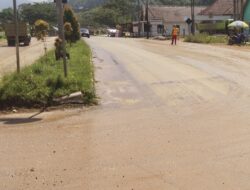 Mobil Truk Baku Kejar Angkut Timbunan di Jalan Raya RS Konut, Jalan Berdebu Masyarakat Mengeluh Kontraktor Cuek Meski Sudah Ditegur