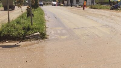 Mobil Truk Baku Kejar Angkut Timbunan di Jalan Raya RS Konut, Jalan Berdebu Masyarakat Mengeluh Kontraktor Cuek Meski Sudah Ditegur